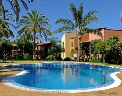 Beautiful apartment with sea views, surrounded by gardens and three swimming pools